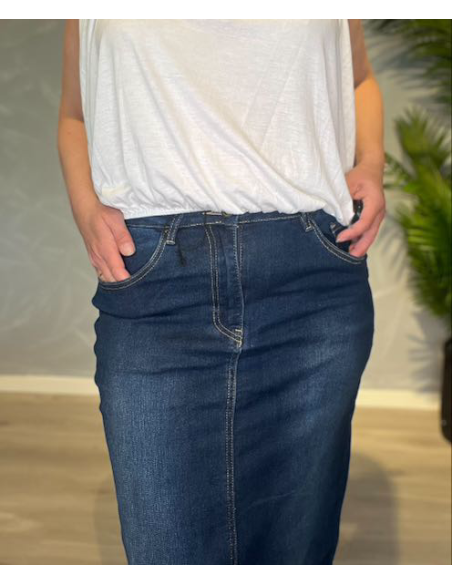 Detaljeret nærbillede af denimkvaliteten og syninger