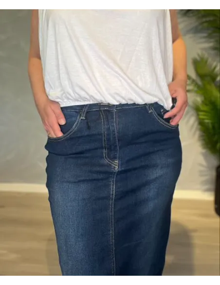 Detaljeret nærbillede af denimkvaliteten og syninger