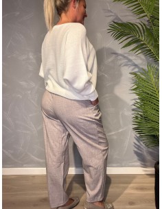 Beige habit bukser med klassisk snit, viser den elegante pasform og bæltestropper 2