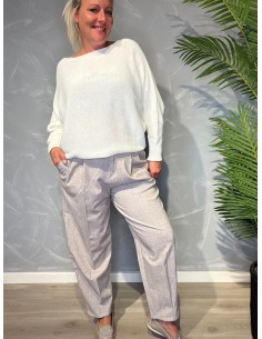 Beige habit bukser med klassisk snit, viser den elegante pasform og bæltestropper