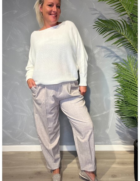 Beige habit bukser med klassisk snit, viser den elegante pasform og bæltestropper