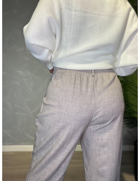 Nærbillede af de beige habit bukser, fremhæver kvaliteten og detaljer ved taljen bagfra