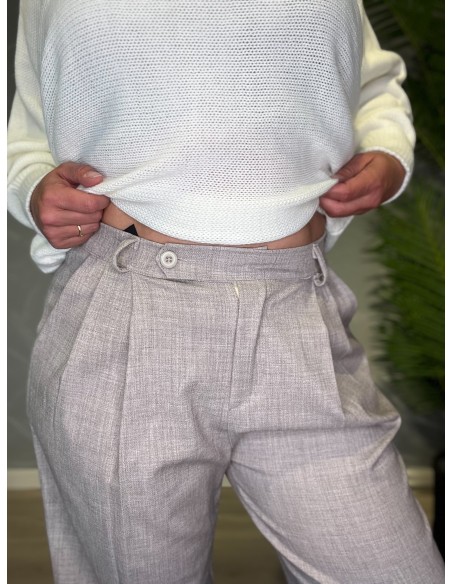 Nærbillede af de beige habit bukser, fremhæver kvaliteten og detaljer ved taljen