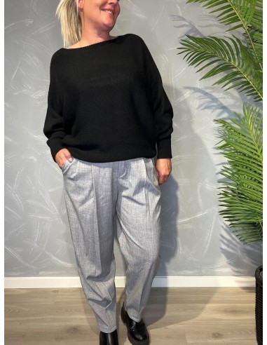 Grå habit bukser med klassisk snit, viser den elegante pasform og bæltestropper