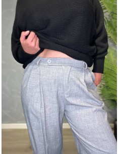 Grå habit bukser med klassisk snit, viser den elegante pasform og bæltestropper 2