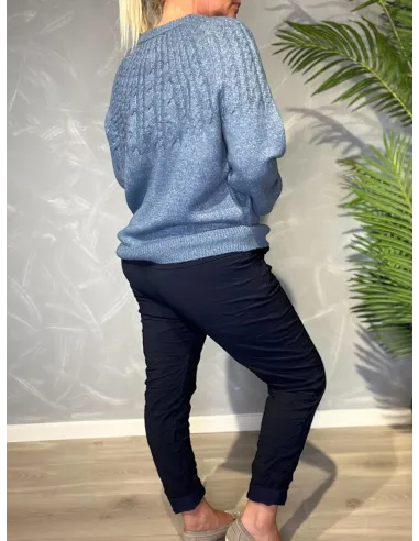 Bagside af strækbukserne i navy, viser den perfekte pasform og det behagelige materiale
