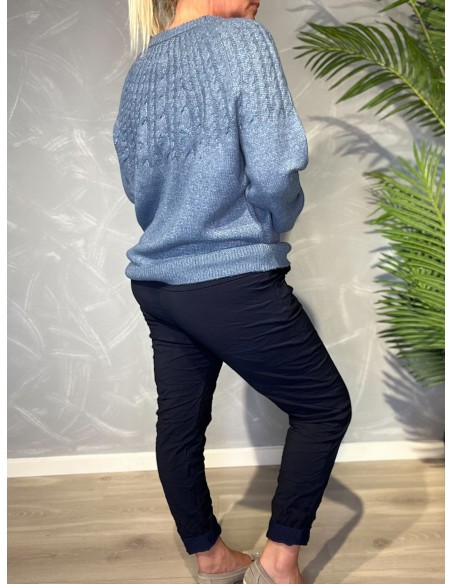 Bagside af strækbukserne i navy, viser den perfekte pasform og det behagelige materiale