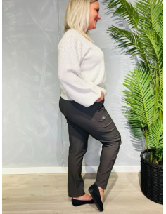 Cherry Berry bukser i grå med fleece for, viser den elegante pasform og praktiske lynlås ved lommer 2