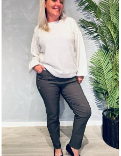 Cherry Berry bukser i grå med fleece for, viser den elegante pasform og praktiske lynlås ved lommer