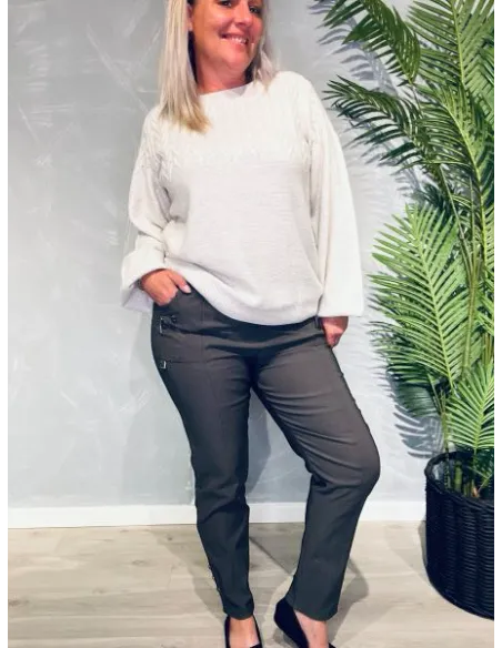 Cherry Berry bukser i grå med fleece for, viser den elegante pasform og praktiske lynlås ved lommer