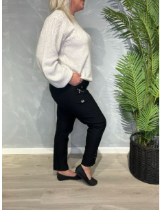Cherry Berry bukser i sort med fleece foer, viser den elegante pasform og praktiske lynlåslommer 2