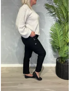 Cherry Berry bukser i sort med fleece foer, viser den elegante pasform og praktiske lynlåslommer 2