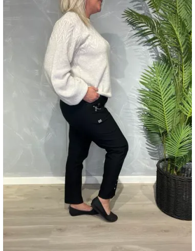 "Bagside af Cherry Berry bukser i sort, viser den formgivende pasform og det bløde fleece foer