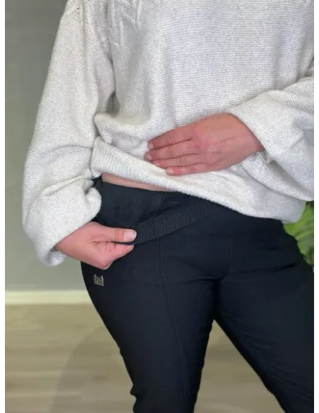 Nærbillede af Cherry Berry bukser med fleece foer i sort, fremhæver kvaliteten og de varme detaljer