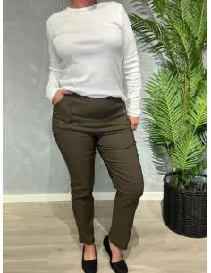 Nærbillede af Cherry Berry bukser med fleece foer i army grøn, fremhæver kvaliteten og de varme detaljer