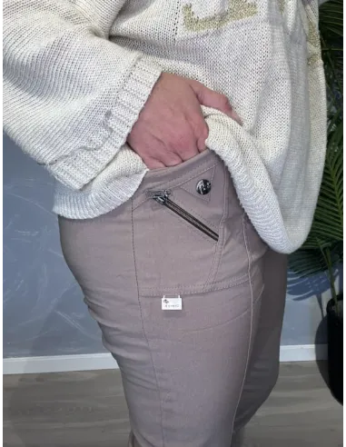 Detalje på beige Cherry Berry bukser – TIPPY