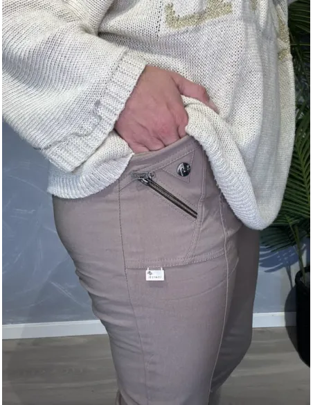 Detalje på beige Cherry Berry bukser – TIPPY