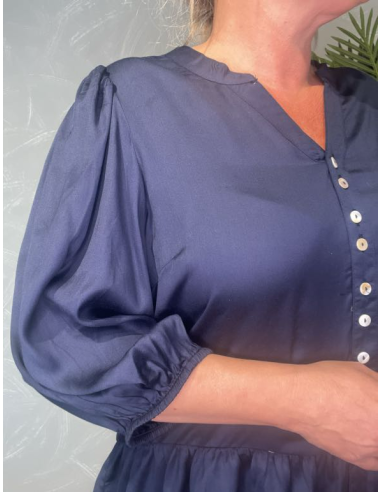 TIPPY NAVY BLÅ SATIN BLUSE MED PEPLUM