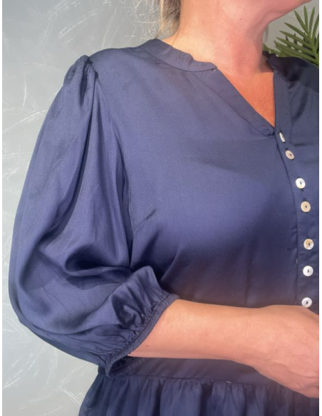 TIPPY NAVY BLÅ SATIN BLUSE MED PEPLUM