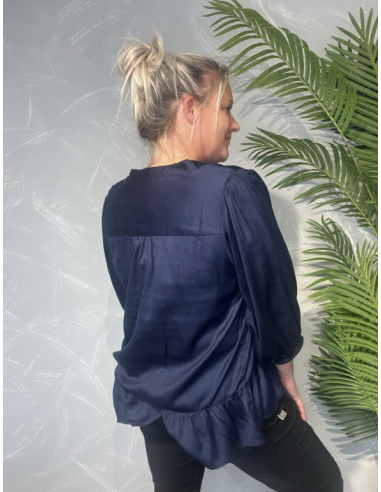 TIPPY NAVY BLÅ SATIN BLUSE MED PEPLUM