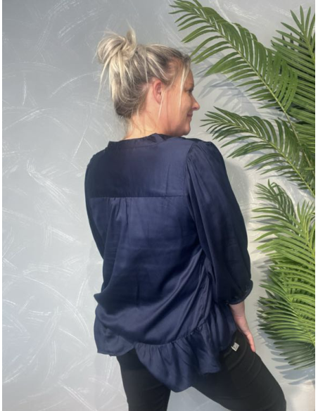 TIPPY NAVY BLÅ SATIN BLUSE MED PEPLUM