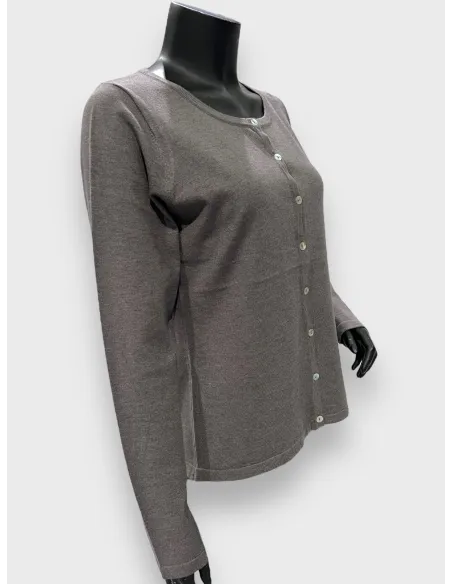 Asphalt-grå strikket cardigan med knapper, klassisk pasform, perfekt til den modne kvinde