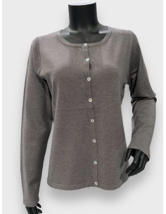 Asphalt-grå strikket cardigan med knapper, klassisk pasform, perfekt til den modne kvinde