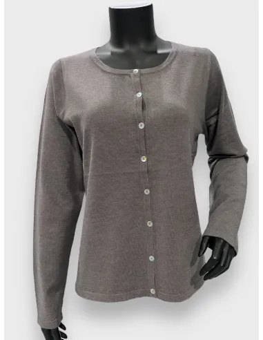Asphalt-grå strikket cardigan med knapper, klassisk pasform, perfekt til den modne kvinde