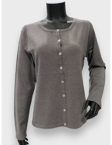 Asphalt-grå strikket cardigan med knapper, klassisk pasform, perfekt til den modne kvinde