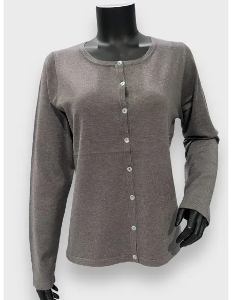 Asphalt-grå strikket cardigan med knapper, klassisk pasform, perfekt til den modne kvinde