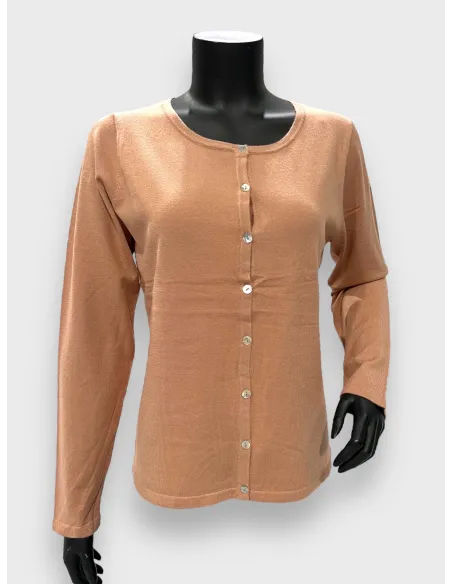 Latte-farvet strikket cardigan med knapper, klassisk pasform, perfekt til den modne kvinde