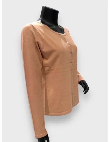 Latte-farvet strikket cardigan med knapper, klassisk pasform, perfekt til den modne kvinde