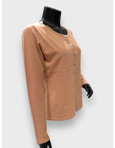 Latte-farvet strikket cardigan med knapper, klassisk pasform, perfekt til den modne kvinde