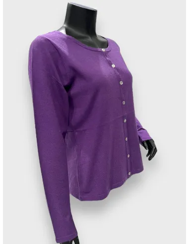 Lilla strikket cardigan med knapper, klassisk pasform, perfekt til den modne kvinde
