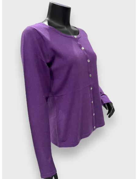 Lilla strikket cardigan med knapper, klassisk pasform, perfekt til den modne kvinde