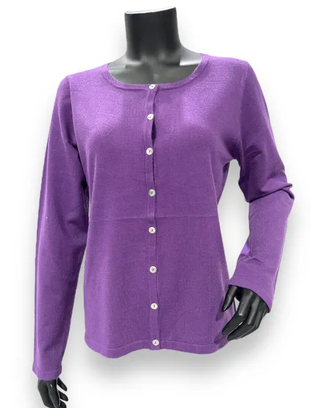 Lilla strikket cardigan med knapper, klassisk pasform, perfekt til den modne kvinde
