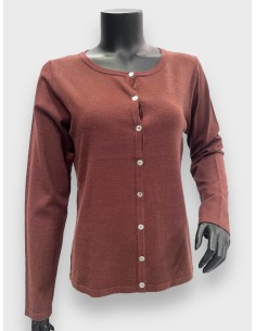 Coffee farvet strikket cardigan med knapper, klassisk pasform, perfekt til den modne kvinde