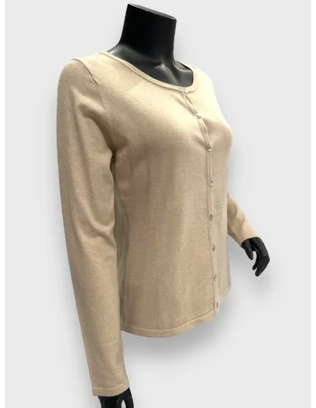 Rund hals og knaplukning på finstrikket cardigan