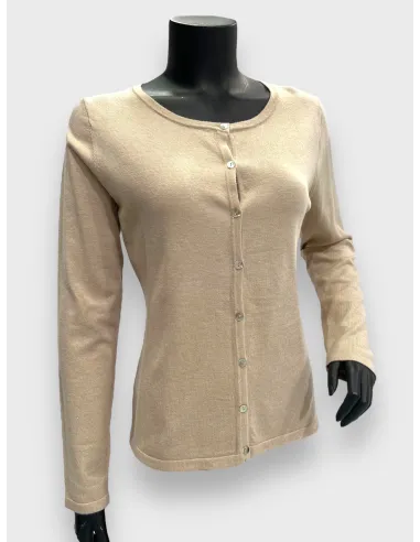 Finstrikket cardigan i stone med knapper, viser den klassiske pasform