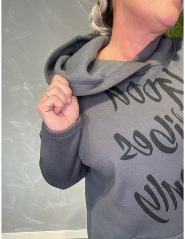 TIPPY GRÅ LANG HOODIE MED CITAT
