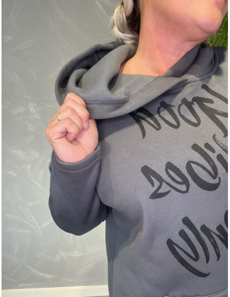 TIPPY GRÅ LANG HOODIE MED CITAT