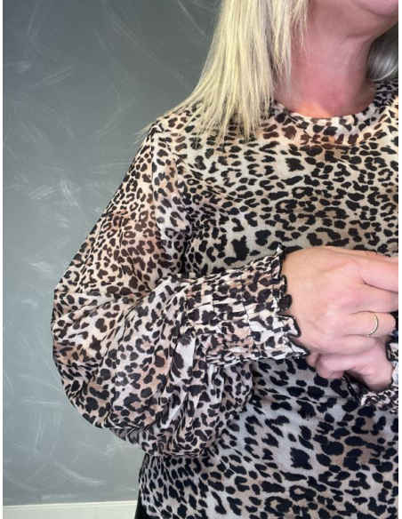 Nærbillede af mesh og smock på brun bluse – TIPPY