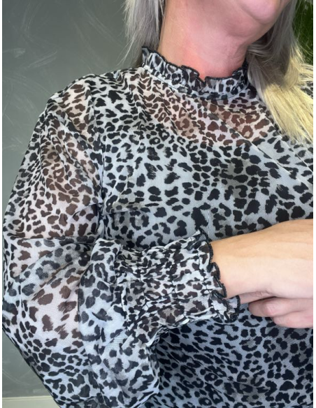 Nærbillede af smockdetalje på mesh bluse – TIPPY