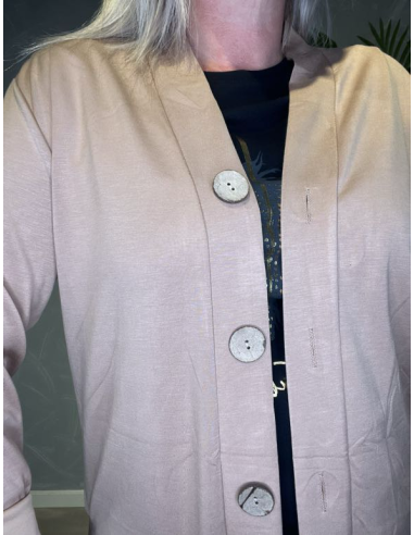 Detalje af knapper på nougat cardigan – TIPPY