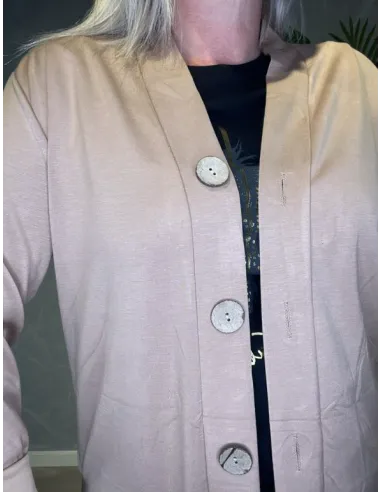 Detalje af knapper på nougat cardigan – TIPPY