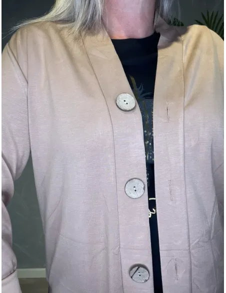 Detalje af knapper på nougat cardigan – TIPPY