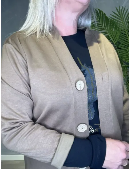 “Detalje af knapper på brun cardigan – TIPPY