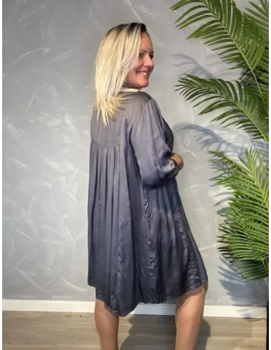 Bagside af A-kjole i mørkgrå, viser det elegante fald og A-line snit