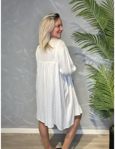 Bagside af A-kjole i hvid, viser det elegante fald og A-line snit