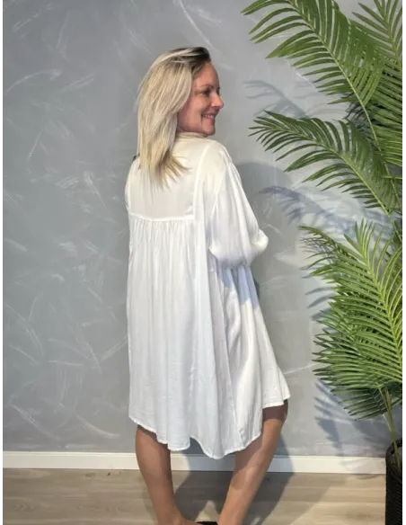 Bagside af A-kjole i hvid, viser det elegante fald og A-line snit